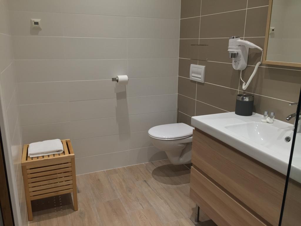 Dans Les Vignes Hotel Chamery Phòng bức ảnh